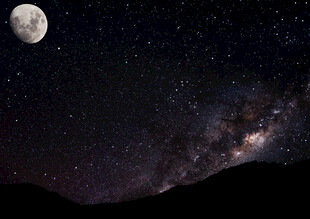 夜空下的明月与璀璨星河