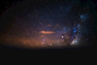 璀璨星空下的梦幻宇宙景观