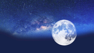 梦幻星空下的皎洁明月
