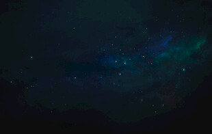 深邃星空下的神秘蓝光