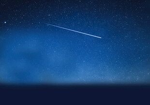 夜空中的流星轨迹
