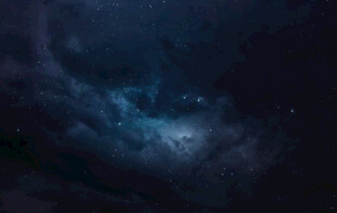 深邃夜空下的梦幻星云