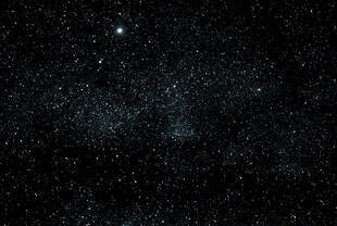 深邃星空闪烁神秘光芒