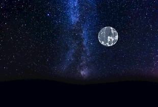夜空下的明月与璀璨星河