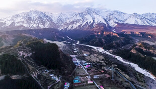 雪山下的多彩村落美景