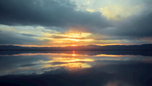 夕阳下平静湖面的美丽景象