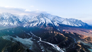 壮丽雪山下的蜿蜒河谷
