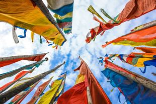 仰望五彩经幡