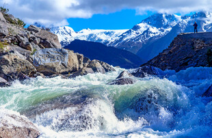 壮丽山间激流与巍峨雪山