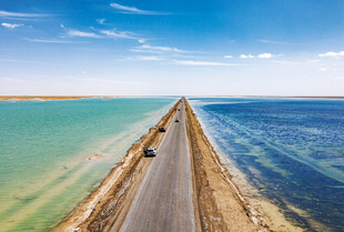 公路穿海而过景色壮美