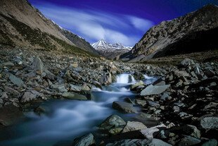 山间溪流夜景风光