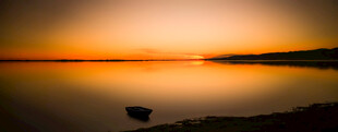夕阳下湖面孤舟美景
