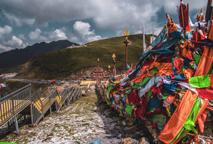 山间五彩经幡迎风飘扬