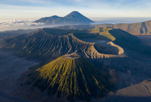 壮丽火山景观俯瞰图