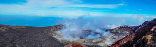 火山口云烟缭绕景致