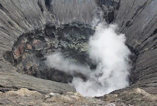 火山口烟雾缭绕景象