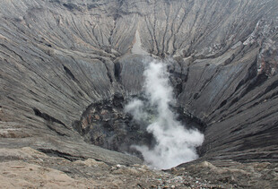 火山口景观蒸汽袅袅升腾