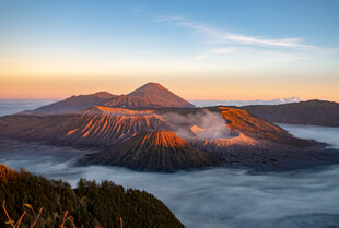 壮丽火山日出景观
