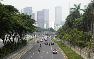 城市公路与林立高楼景观