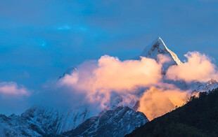 雪山壮丽日出美景