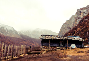 山间木屋静谧的自然之景