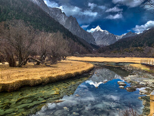 山间溪流映雪山美景