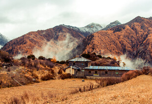 山间秋景中的静谧小屋