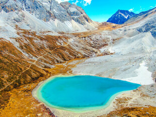 高山蓝湖壮丽自然景观
