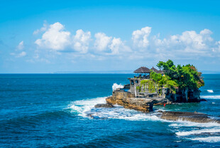 海上孤岛寺庙景观
