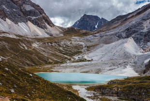 高山蓝湖壮丽自然景观