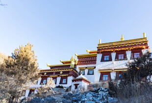藏式风格建筑雪山环绕