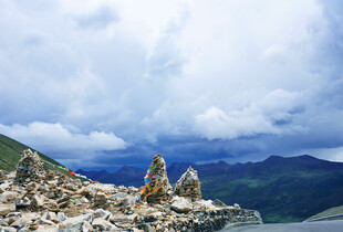 高山碎石间的壮美景观