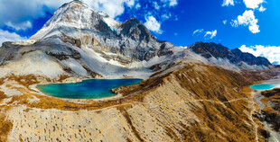 雪山下的静谧蓝湖美景