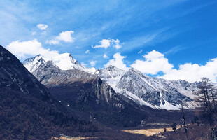 雪山蓝天壮丽自然景观