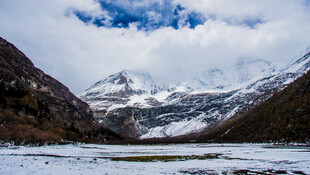 雪山河谷壮丽自然景观