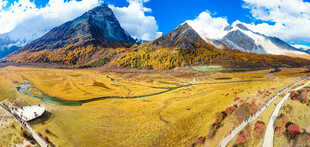 秋日山间公路壮丽风景