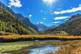 山间湖畔美景