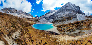 高山蓝湖壮丽风光图景