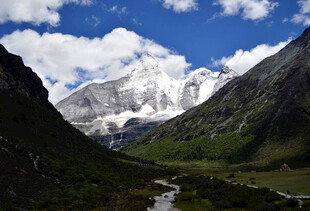 雪山山谷美景