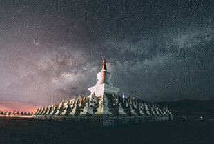 夜空下的白塔景观