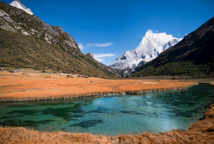 雪山下的澄澈湖泊美景