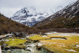雪山下的山间草地河流