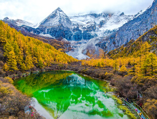 秋日山间碧绿湖水美景