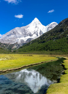 雪山下的静谧溪流与草地