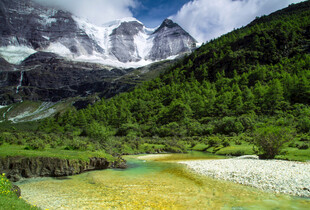 山间碧湖与葱郁山林美景