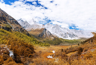 秋日山间壮丽雪山美景