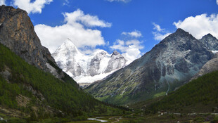 壮丽山谷间的巍峨雪山