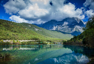 青山碧水间的壮美湖景