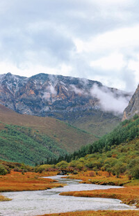 山间河畔美景