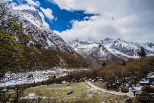 雪山山谷美景